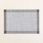 
                    
                      Mantel rectangular gris y blanco con bordes tejidos oscuros-
                    
                  