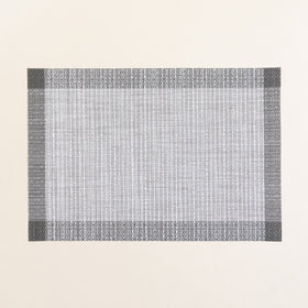 Mantel rectangular gris y blanco con bordes tejidos oscuros-