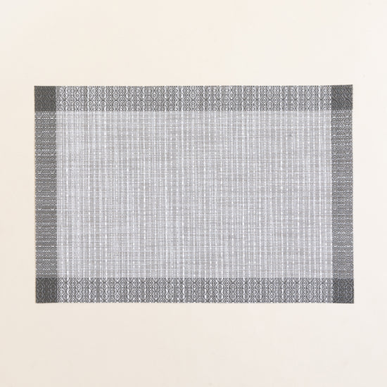 Mantel rectangular gris y blanco con bordes tejidos oscuros-