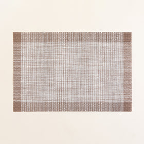 Tapete tejido rectangular con bordes marrones y centro gris claro-