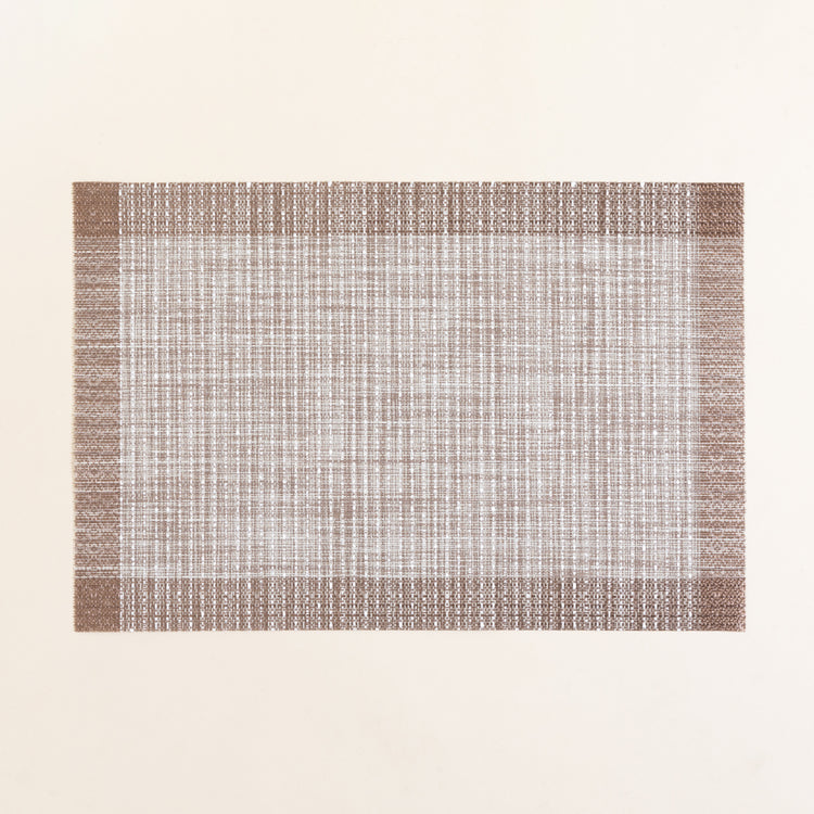 Tapete tejido rectangular con bordes marrones y centro gris claro-