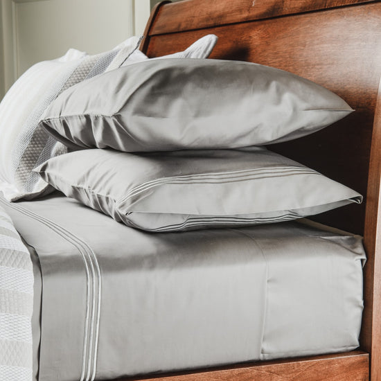 Funda almohada gris con tres festones y dos líneas decorativas-gris