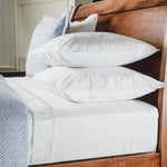 
                    
                      Cama de madera con sábanas blancas y almohadas esponjosas-blanco
                    
                  