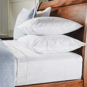 Cama de madera con sábanas blancas y almohadas esponjosas-blanco