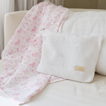 
                    
                      Set de nacimiento rosa con manta floral y almohada blanca orgánica-rosa
                    
                  