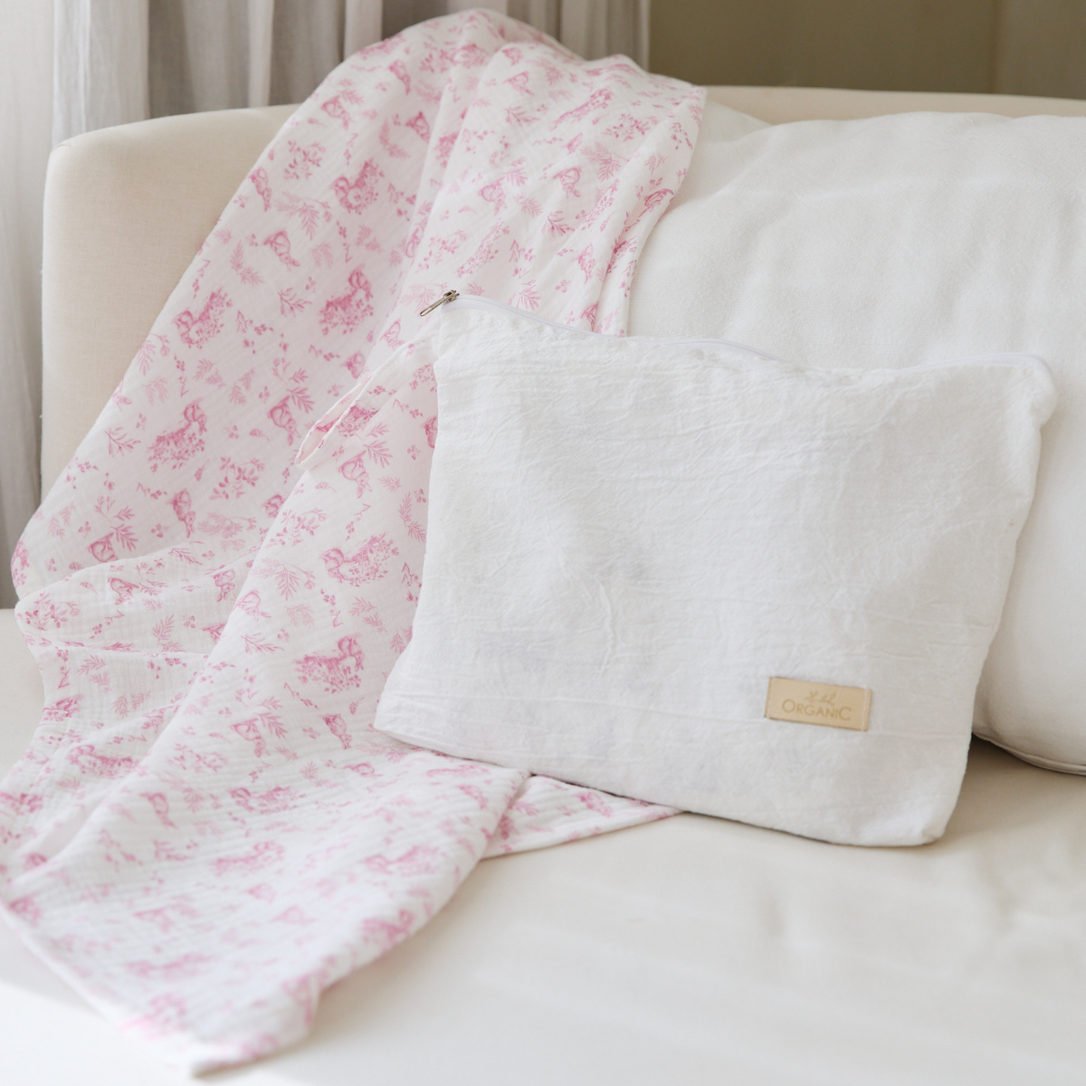 Set de nacimiento rosa con manta floral y almohada blanca orgánica-rosa