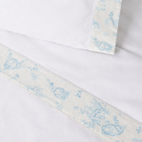 Sábana blanca con patrón de conejos y flores azules-celeste