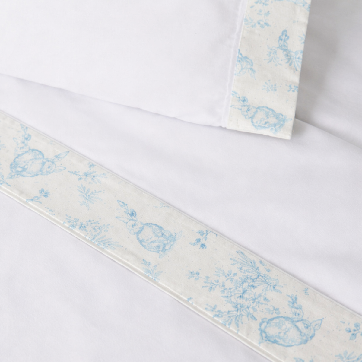 Sábana blanca con patrón de conejos y flores azules-celeste