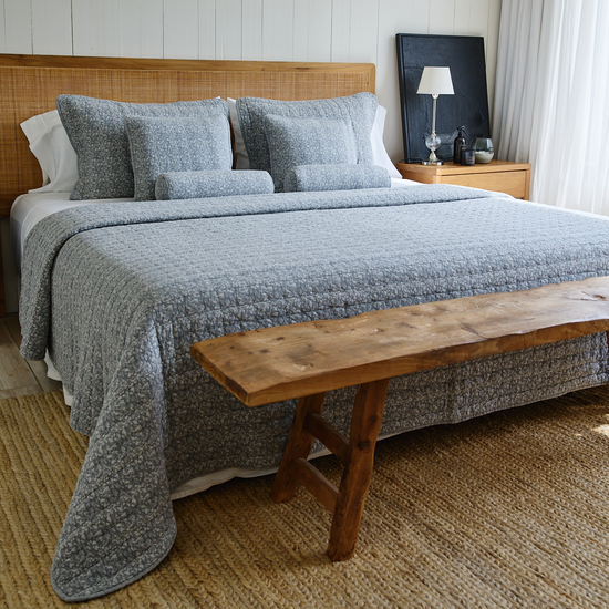 Cubrecama gris Leicester con almohadas decorativas en cama de madera-gris