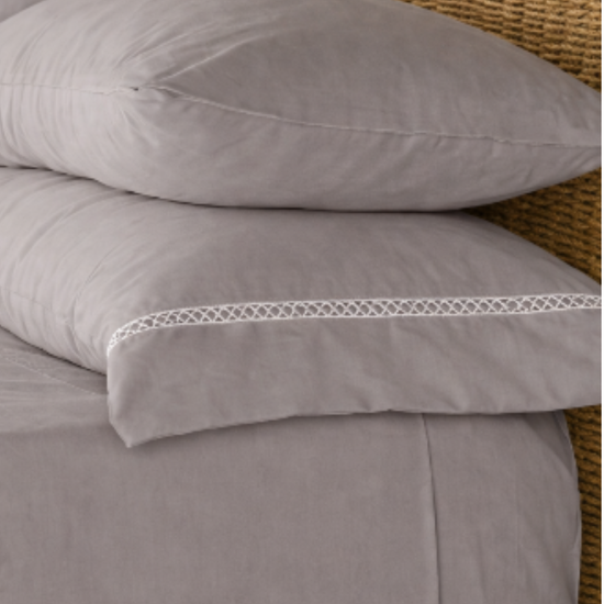 Fundas de almohada blancas con detalle de costura decorativa-