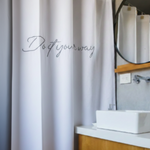 
                    
                      Cortina de baño blanca con texto "Do it your way" en cursiva-gris
                    
                  