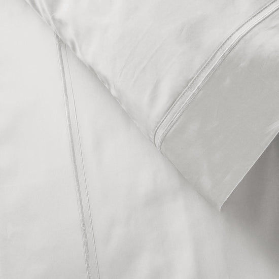 Sábanas blancas con festón y costura detalle de hilo-blanco