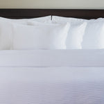 
                    
                      Funda edredón ondas natural cama con almohadas blancas y cabecera oscura-natural
                    
                  