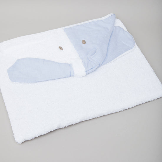 Toalla blanca con capucha azul claro en forma de perro para bebé-