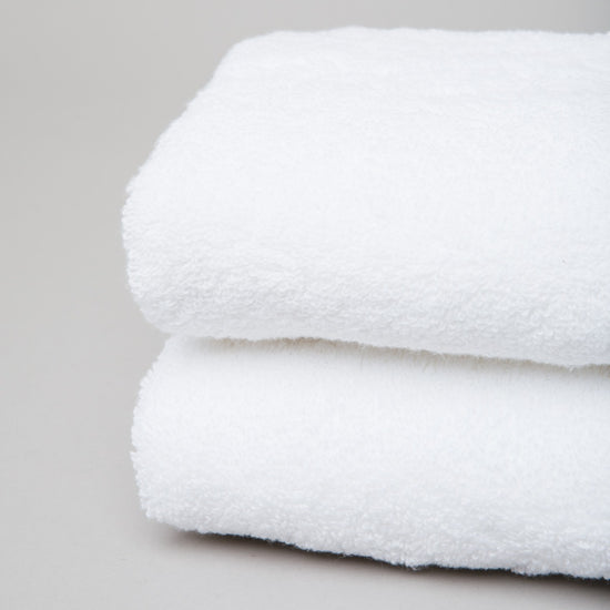 Toallas blancas apiladas suave textura algodón-blanco