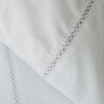 
                    
                      Juego de sábanas blancas con detalle de encaje decorativo-blanco
                    
                  