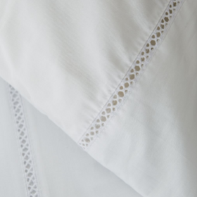Juego de sábanas blancas con detalle de encaje decorativo-blanco