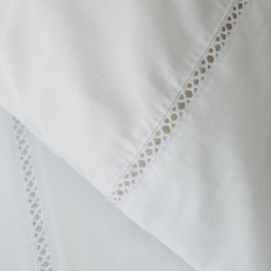 Juego de sábanas blancas con detalle de encaje decorativo-blanco