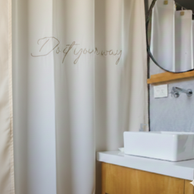 Cortina de baño beige con texto "Do it your way" en estilo cursiva-beige
