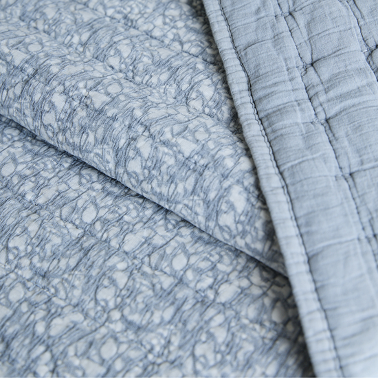 Cubrecama Leicester gris con patrón texturizado y costuras decorativas-gris
