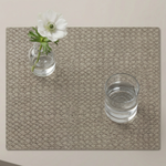 
                    
                      Individual gris con flor blanca en vaso y vaso de agua-visón
                    
                  