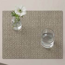 Individual gris con flor blanca en vaso y vaso de agua-visón
