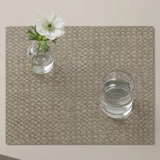 Individual gris con flor blanca en vaso y vaso de agua-visón