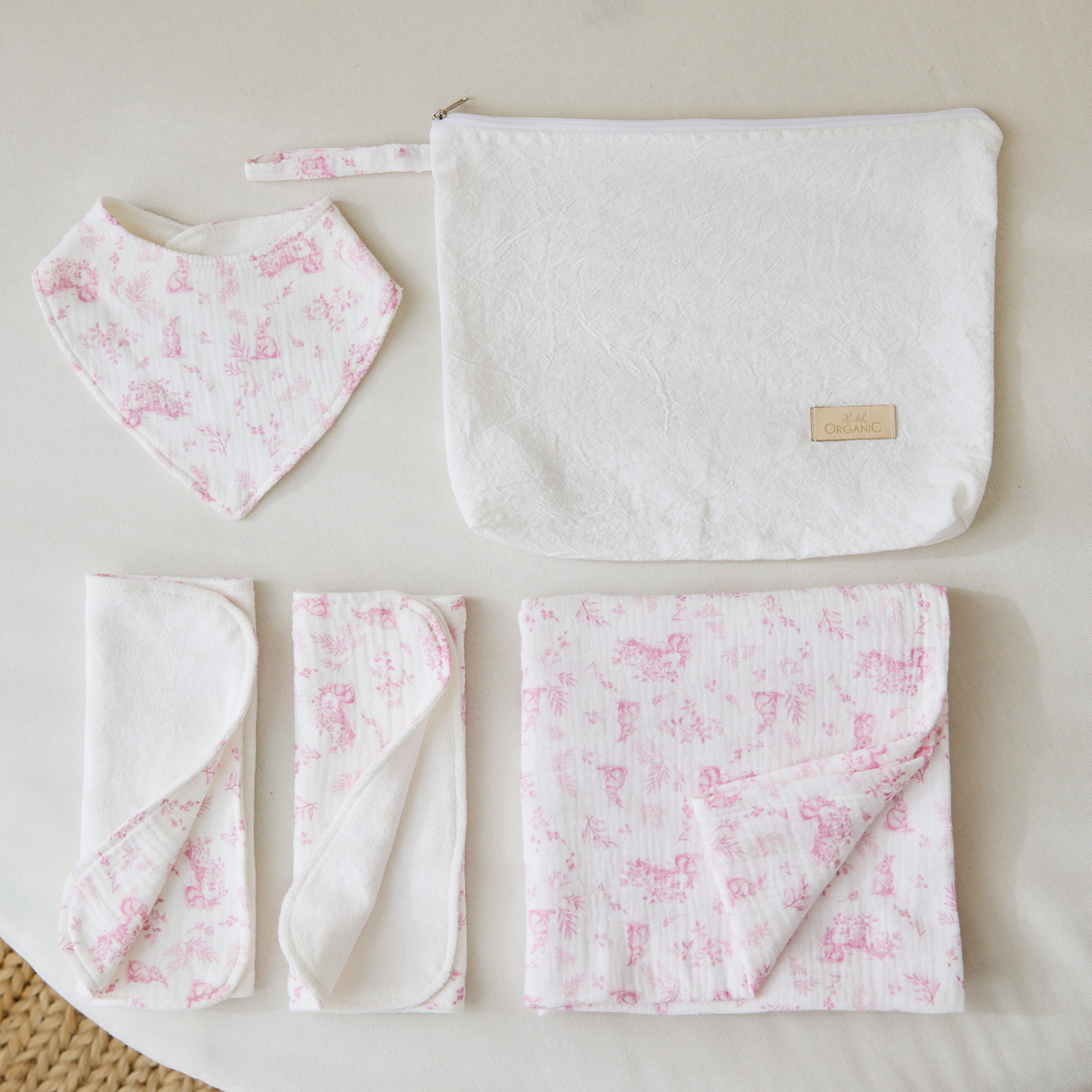 Set de nacimiento rosa con bolsa, babero y mantas blancas-rosa