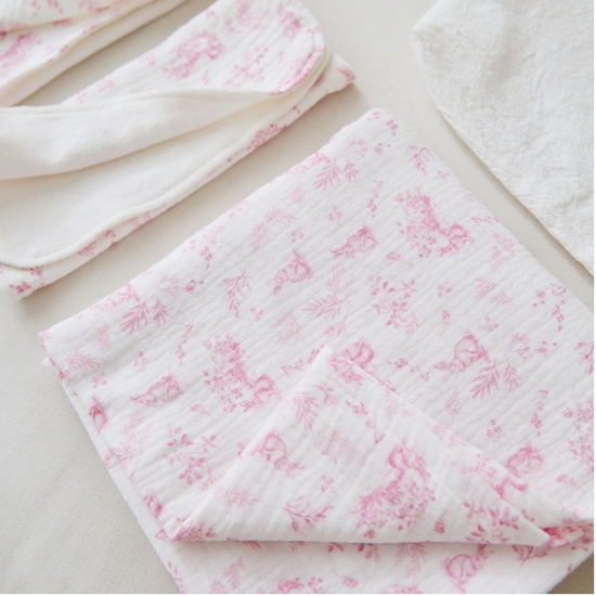 Conjunto de tres pañales de muselina blanca con diseño floral rosa-rosa