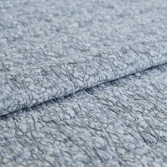 Cubrecama Leicester gris con textura acolchada y relieve detallado-gris