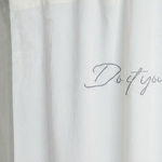 
                    
                      Cortina blanca con texto "Do it you" escrito en gris-gris
                    
                  