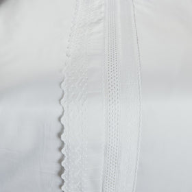 Detalle de sábana blanca con bordados y encaje en algodón egipcio-blanco