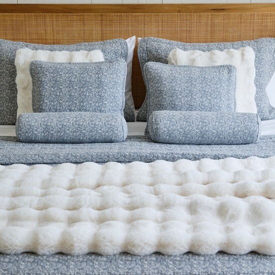 Cubrecama Leicester gris con almohadas y colchón acolchado blanco-gris