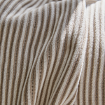 
                    
                      Detalle texturizado de manta beige con patrón de costillas verticales-beige
                    
                  