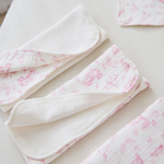 
                    
                      Conjunto de cinco paños de algodón blanco con detalles florales rosa-rosa
                    
                  