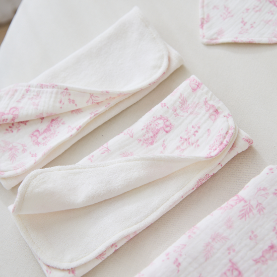 Conjunto de cinco paños de algodón blanco con detalles florales rosa-rosa