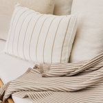 
                    
                      Manta beige a rayas con almohada blanca rayada en cama-beige
                    
                  