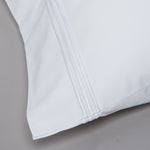 
                    
                      Funda almohada blanca con triple festón decorativo en el borde-blanco
                    
                  