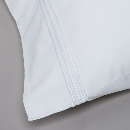 Funda almohada blanca con triple festón decorativo en el borde-blanco
