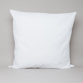 Cojín blanco cuadrado de 60x60 centímetros sobre fondo gris-blanco