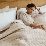 
                    
                      Mujer en cama con cubrecama Nottingham 6 beige acolchado-
                    
                  