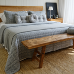 
                    
                      Cama con cubrecama gris Leicester y almohadas decorativas en dormitorio moderno-
                    
                  