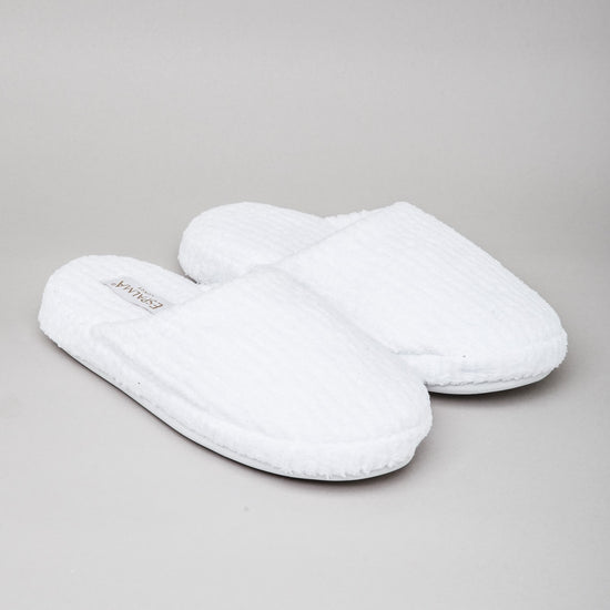 Pantuflas blancas Budd de felpa suave y cómoda para estar en casa-blanco