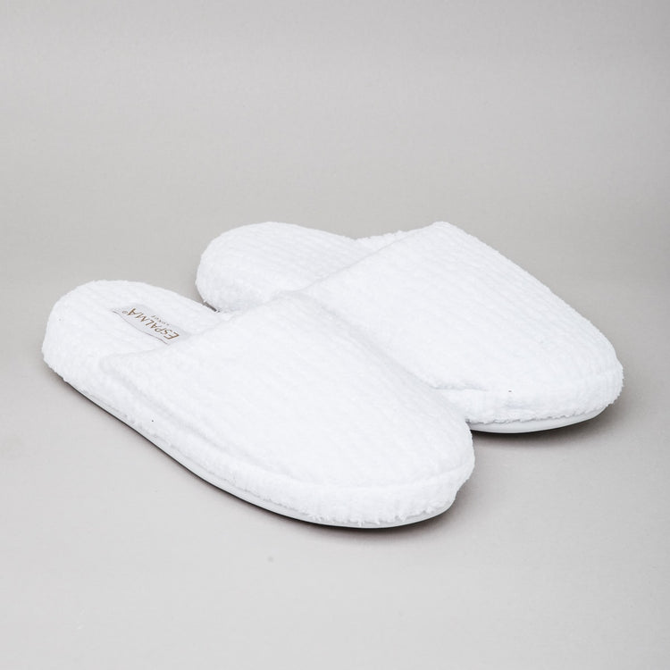 Pantuflas blancas acolchadas Budd tamaño 19 sobre fondo gris-blanco