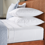 
                    
                      Sábana blanca con dos festones de algodón egipcio en cama de madera-blanco
                    
                  