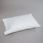 
                    
                      Funda de almohada blanca con dos festones decorativos en los costados-blanco
                    
                  