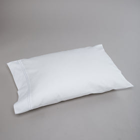 Funda de almohada blanca con dos festones decorativos en los costados-blanco