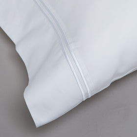 Funda almohada blanca con dos festones decorativos dobles-blanco