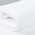 
                    
                      Frazada polar blanca enrollada mostrando su textura suave-blanco
                    
                  