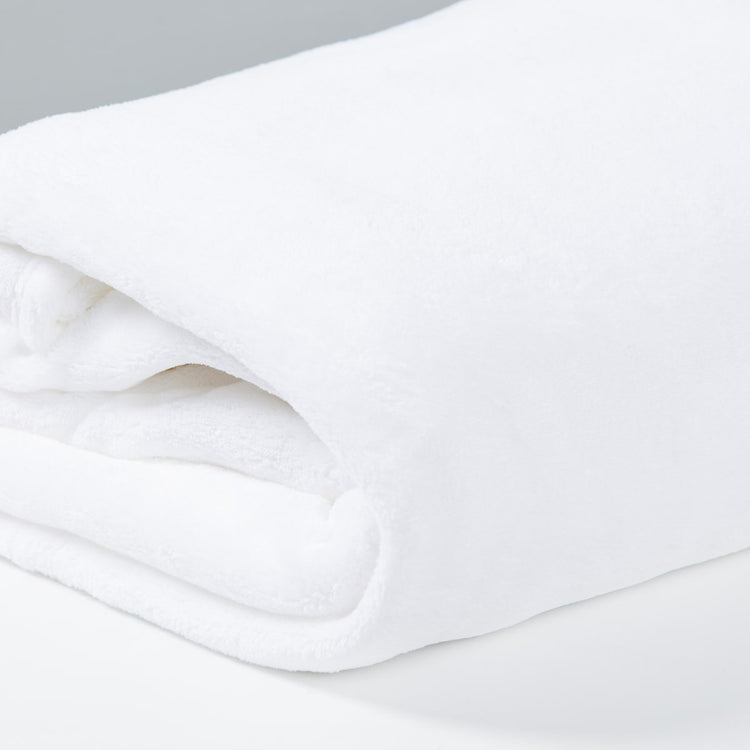 Frazada polar blanca enrollada mostrando su textura suave-blanco